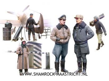 Icm WWII German Luftwaffe Pilots and Ground Personnel in Winter Uniform